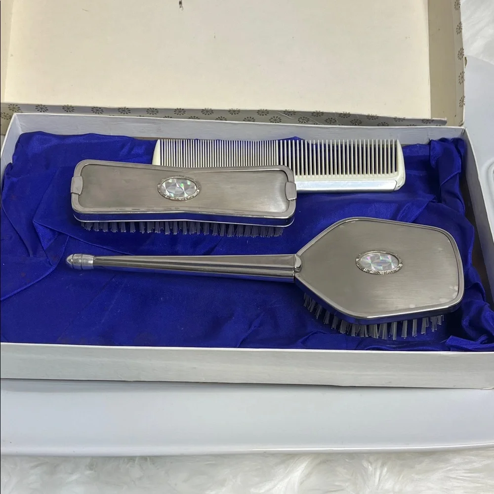 Elegant Silver Vanity Set with Comb - Picture 7 of 10